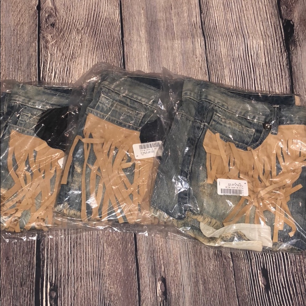 🆕𝐅𝐫𝐞𝐞 PEOPLE ARTISAN DE LUXE FRINGED SHORTS - Picture 8 of 8